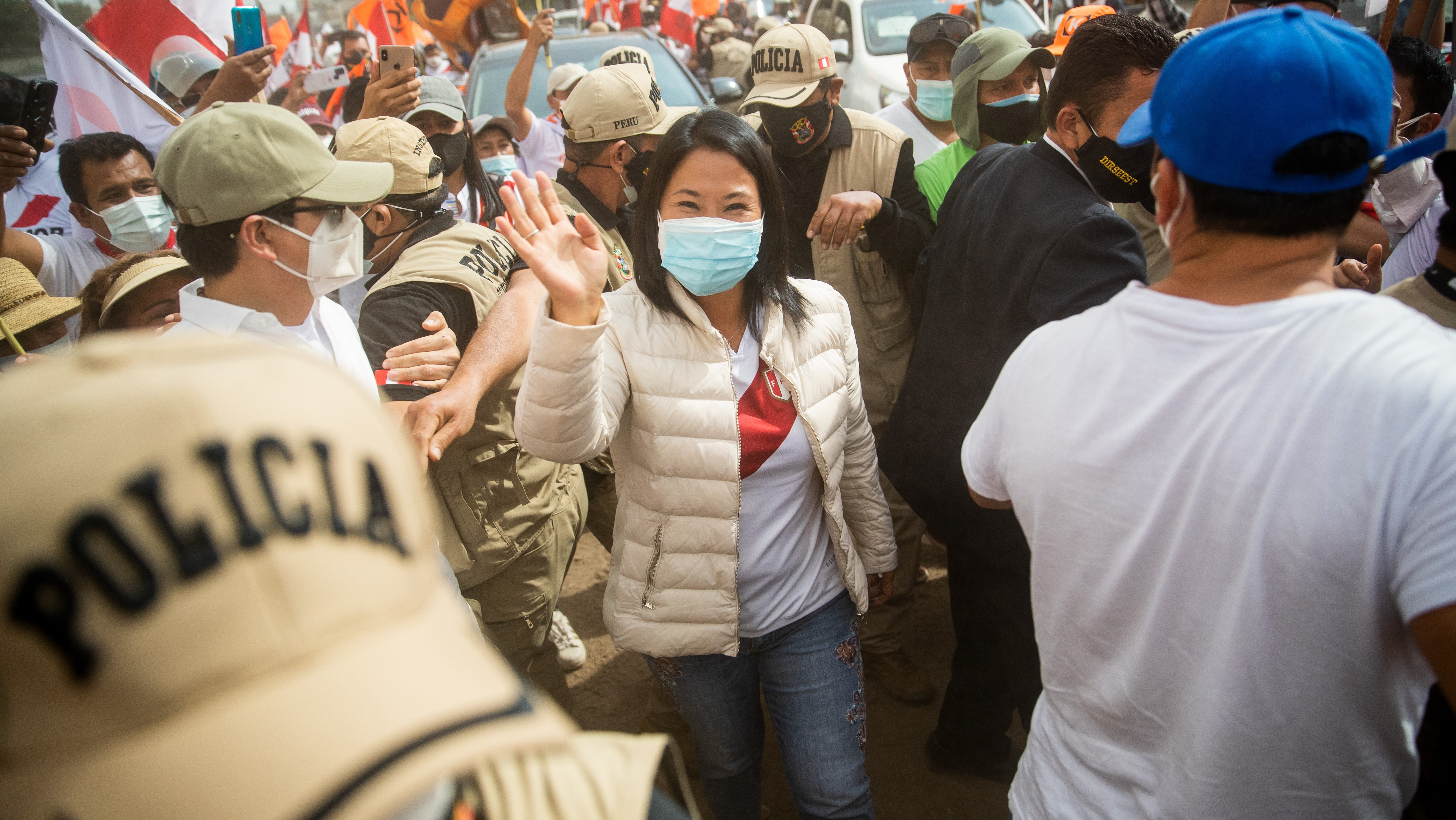 Los primeros resultados en Perú ponen en cabeza a Fujimori pero con un resultado muy ajustado