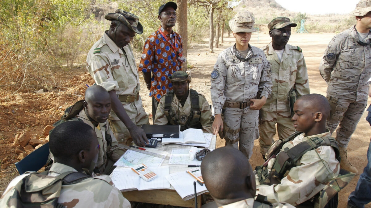 Militares españoles instruyen a soldados malienses en el campo de Koulikoro, en Malí.