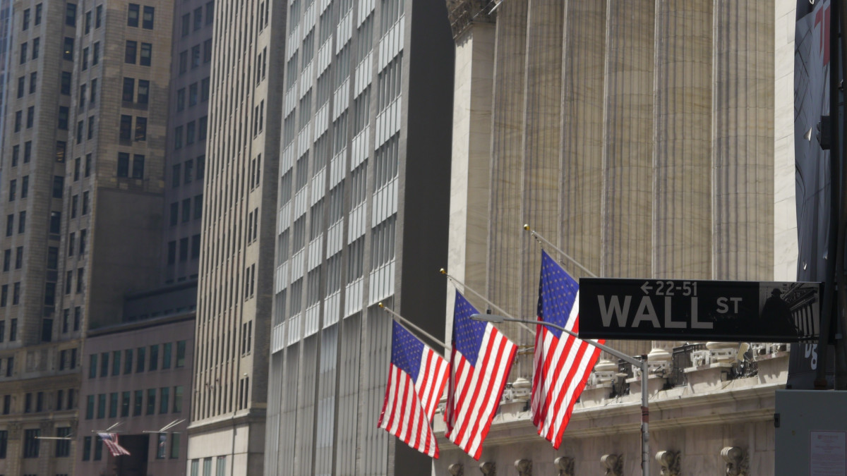 Wall Street cae más de un 2% y el petróleo se deja un 11% en su particular 'Black Friday'