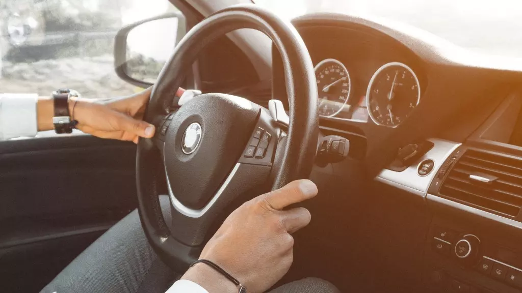 Aviso a conductores: nunca lleves así la ventanilla de tu coche este verano