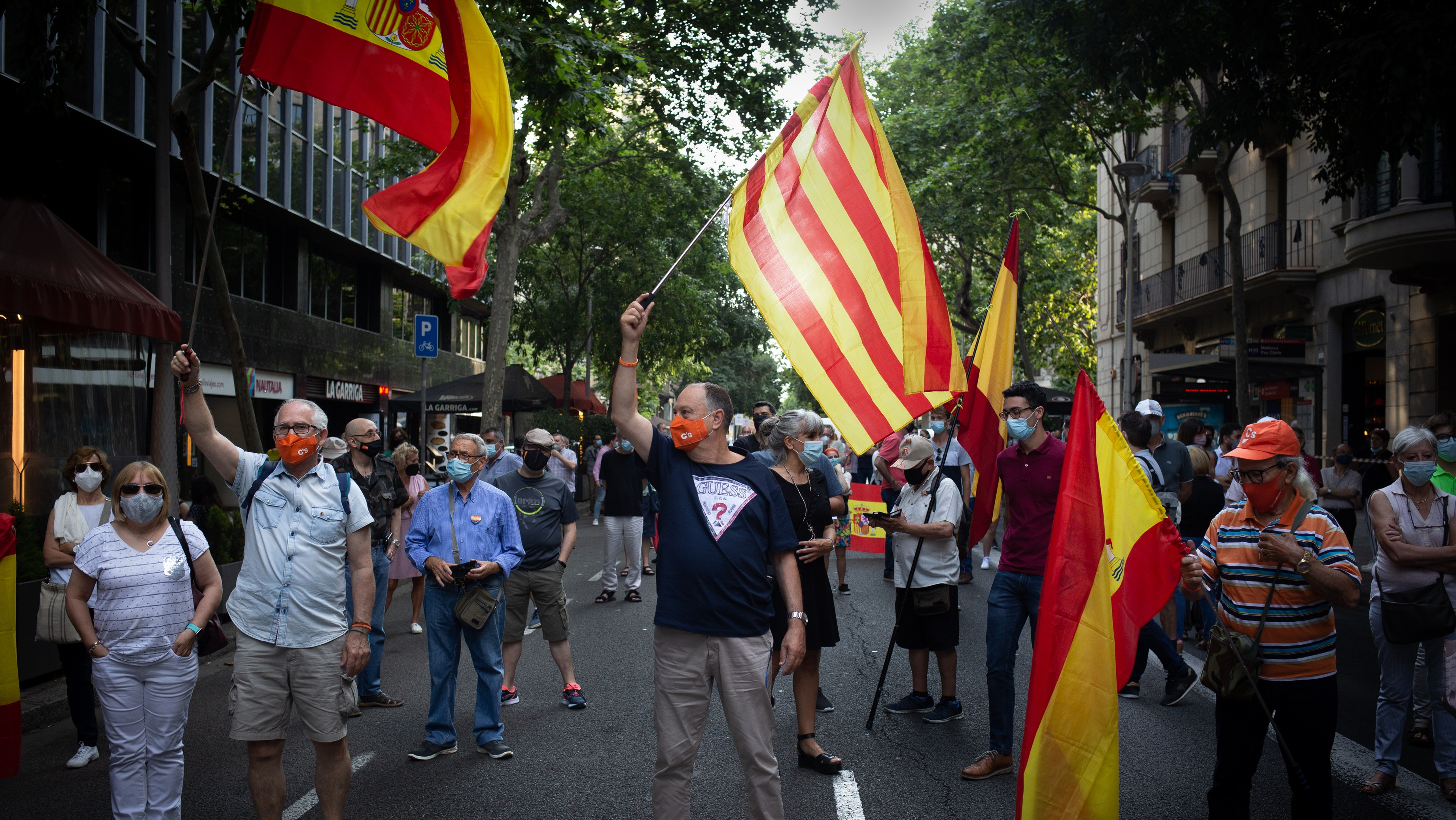 Unas 300 personas se concentran en Barcelona contra los indultos a los encarcelados del 1-O
