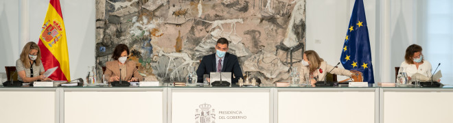 El presidente del Gobierno, Pedro Sánchez, y las cuatro vicepresidentas en el Consejo de Ministros
