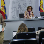 La ministra de Hacienda y portavoz del Gobierno, María Jesús Montero (i), y la vicepresidenta cuarta y ministra para la Transición Ecológica y el Reto Demográfico, Teresa Ribera