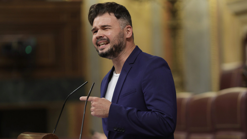 La reacción de Gabriel Rufián cuando le ponen el himno de España mientras está en un bar