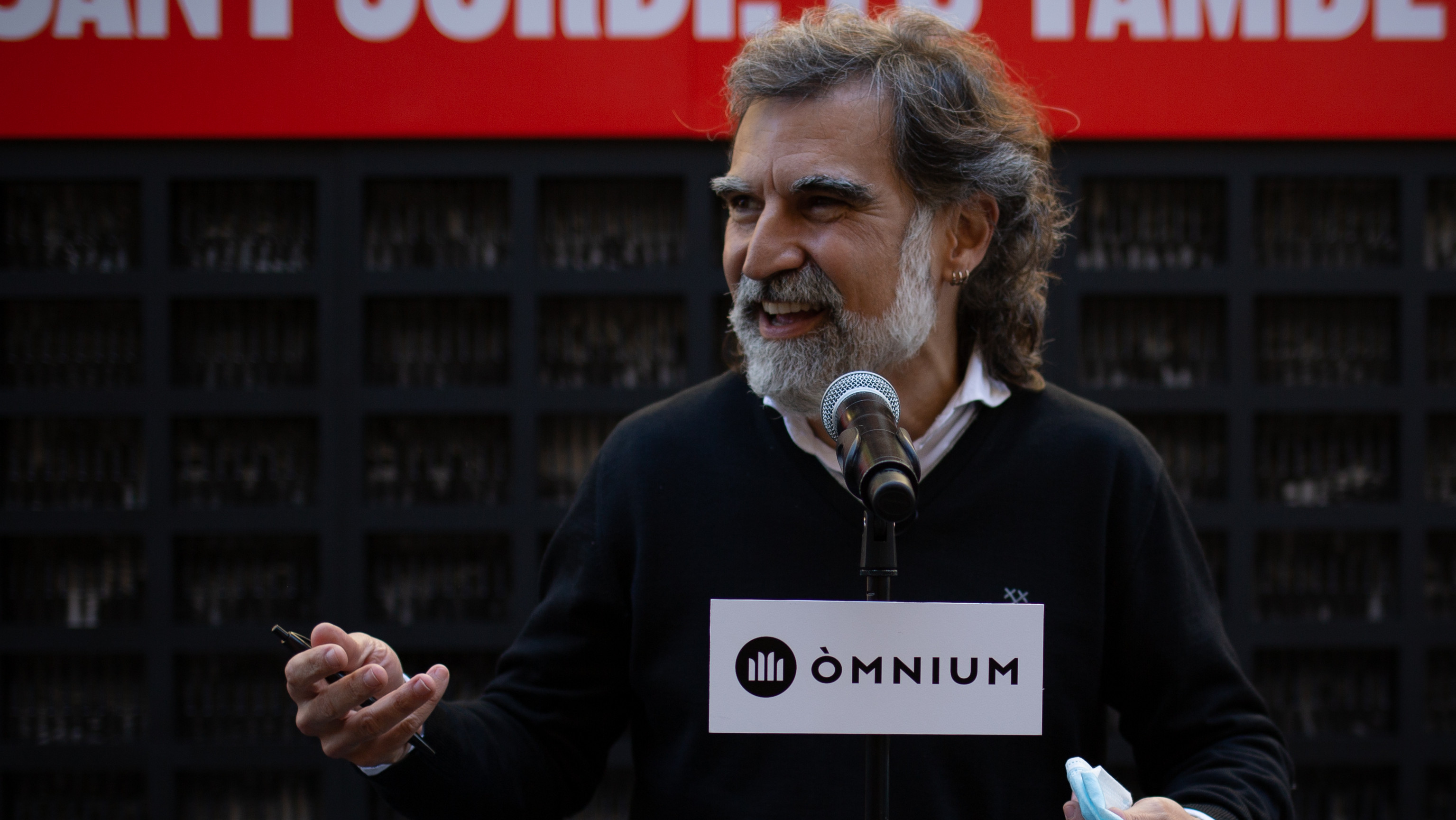 Òmnium y Podemos se alían para imponer cuotas de catalán en Netflix, HBO y Amazon