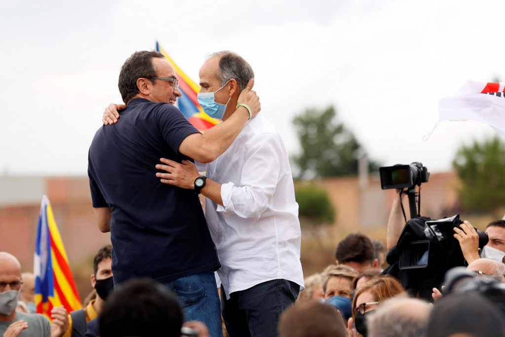 Los exconsellers Josep Rull y Jordi Turull (d) a su salida de prisión.