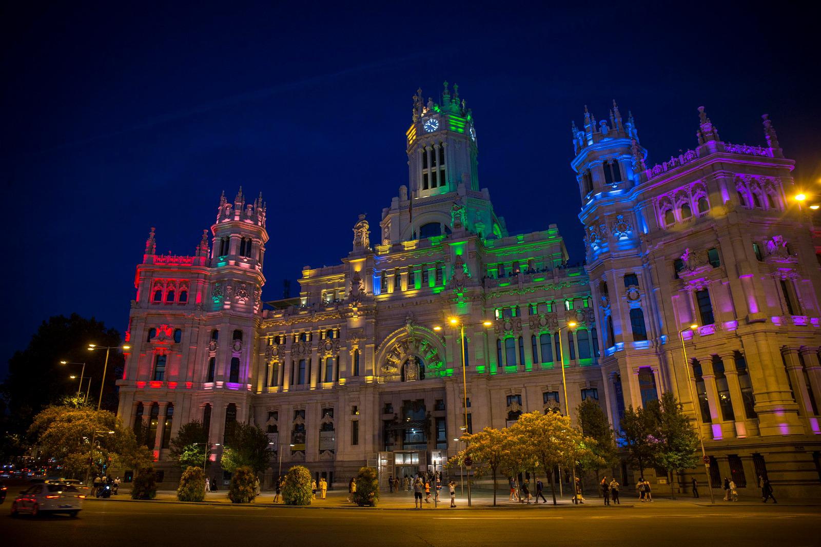 El Ayuntamiento De Madrid Y La Cibeles Se Tiñen De Los Colores LGTBI ...