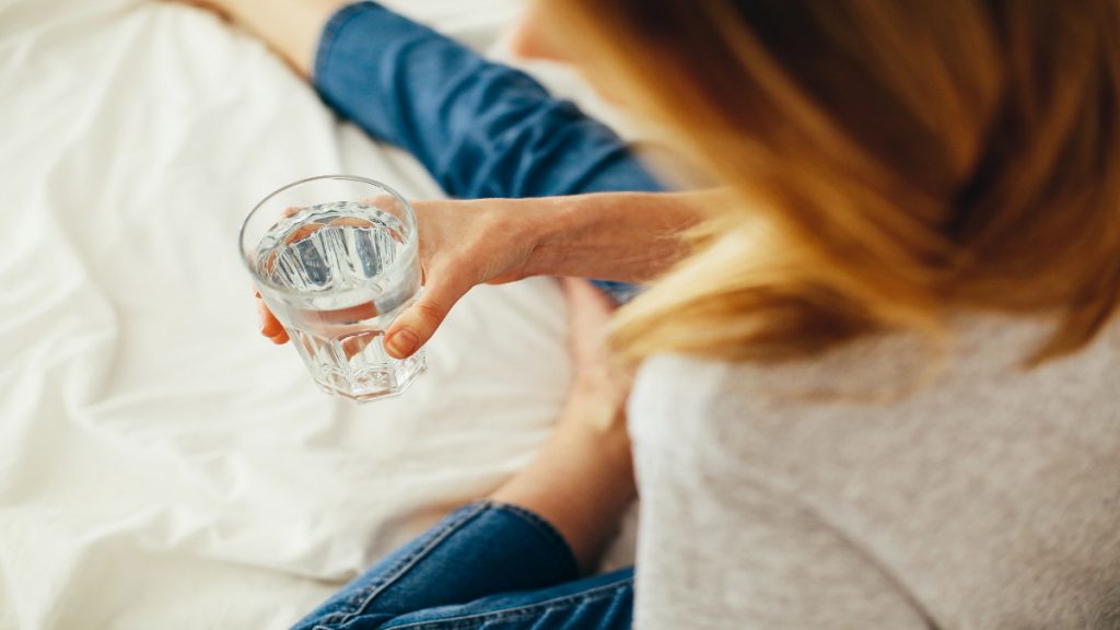 agua hidratacion riesgos hiperhidratacion hiponatremia