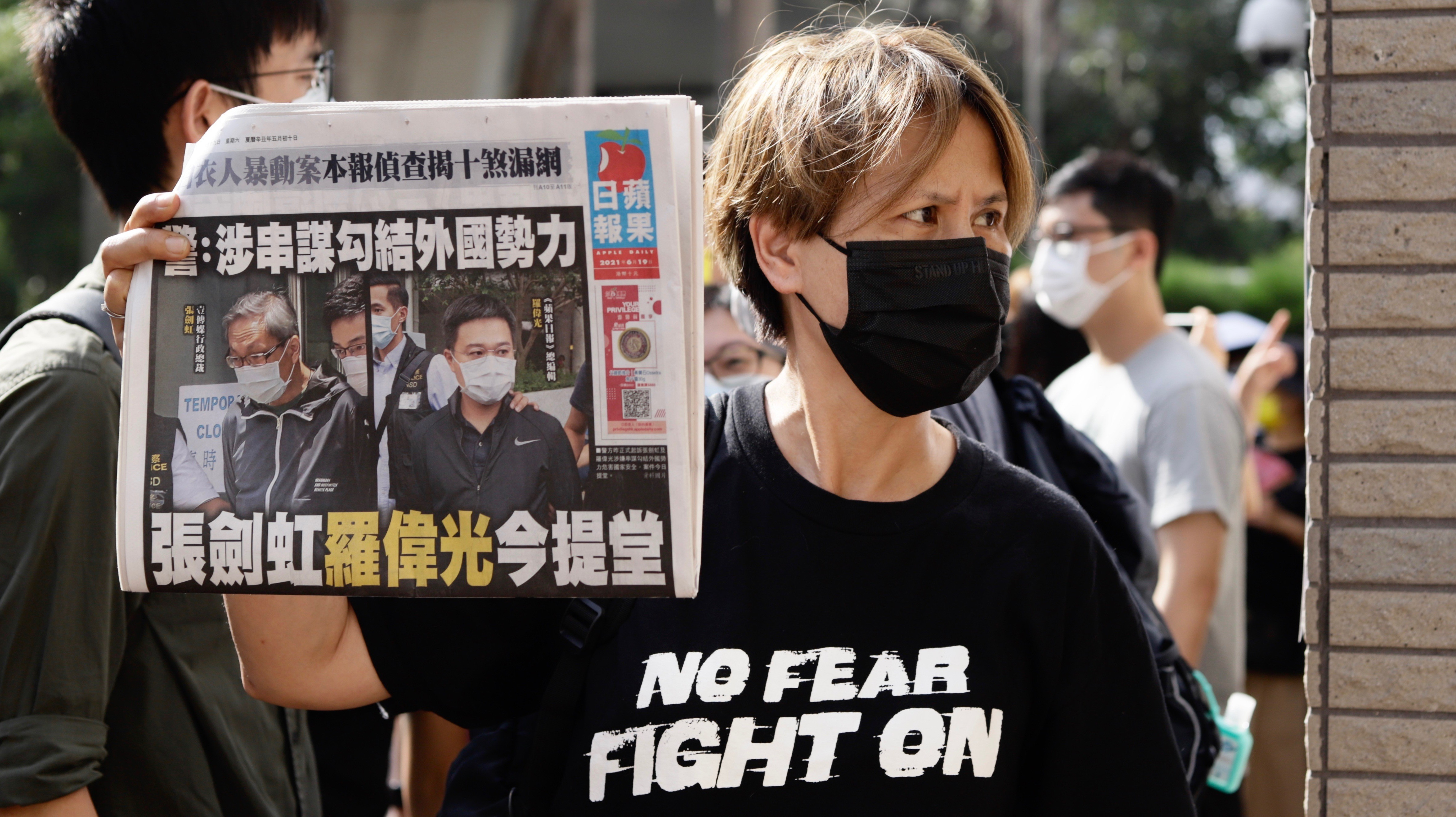 Detienen al redactor jefe del diario 'Apple Daily' en el aeropuerto de Hong Kong