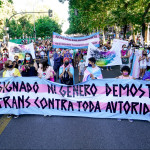 Decenas de personas participan en una manifestación centrada en el colectivo trans, a 28 de junio de 2021, en Madrid