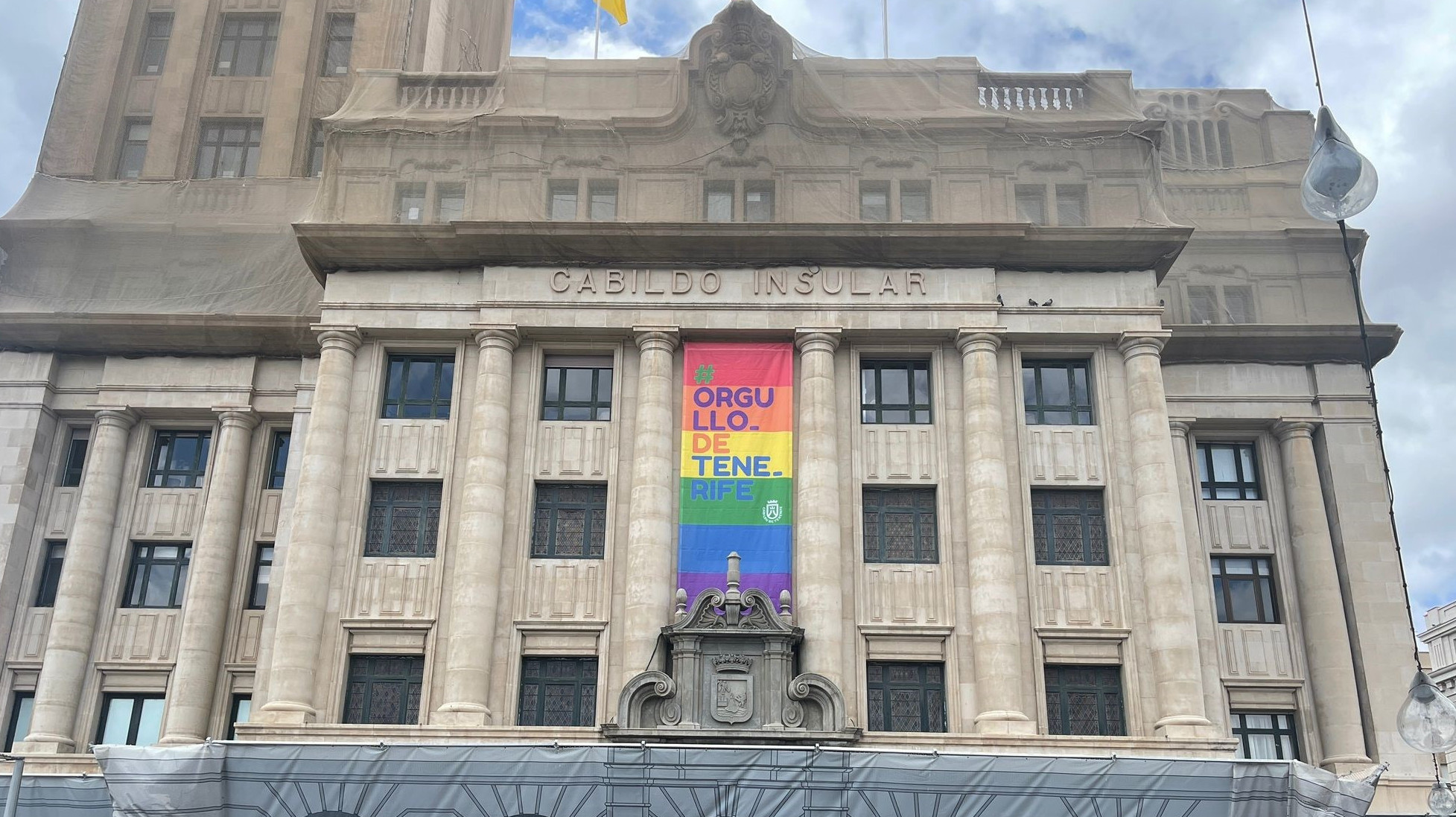 Vox no descarta denunciar a los ayuntamientos que desplieguen banderas LGTBI