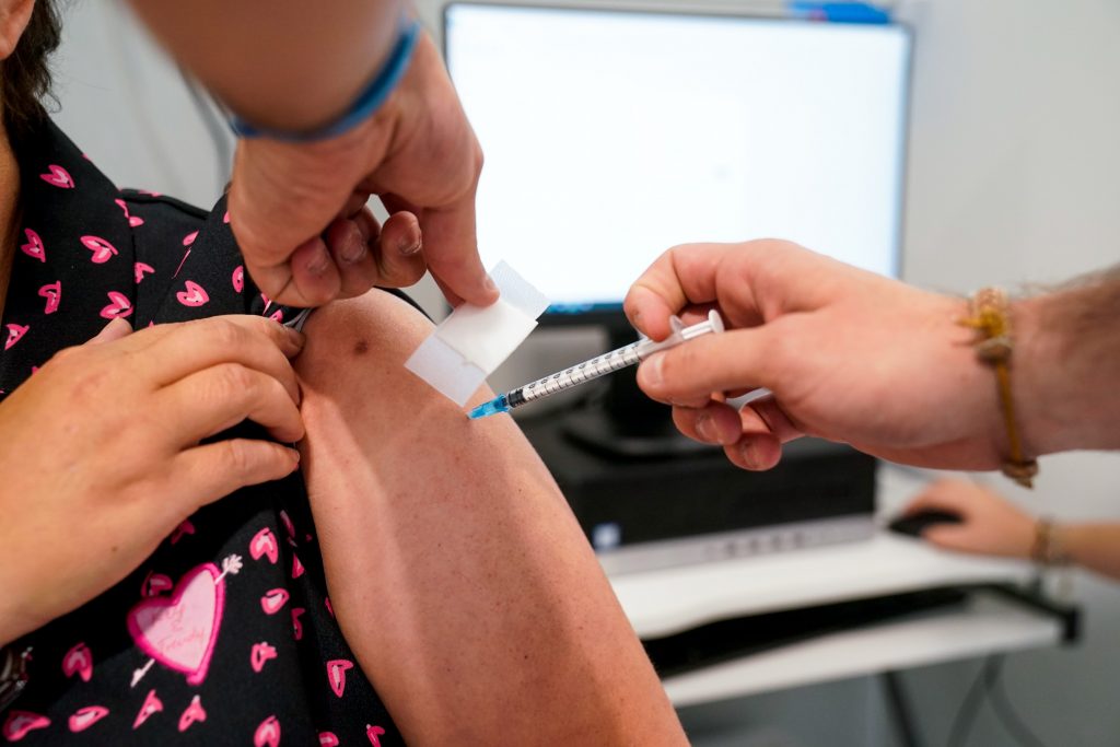 Un enfermero vacuna a un paciente en el Hospital público de emergencias Enfermera Isabel Zendal. Europa Press.