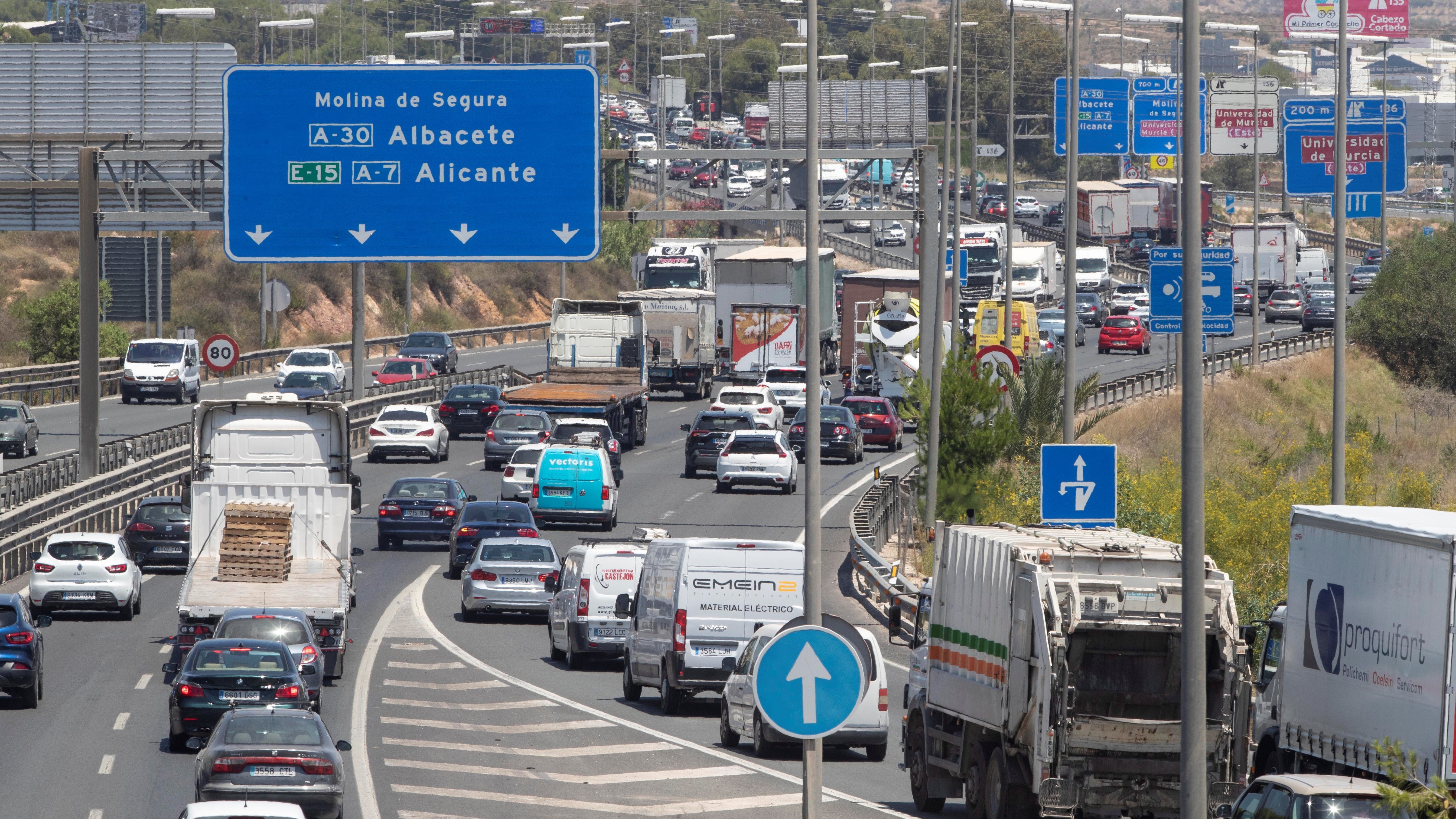 Retenciones de tráfico en la autovía A-7 a su paso por Murcia.