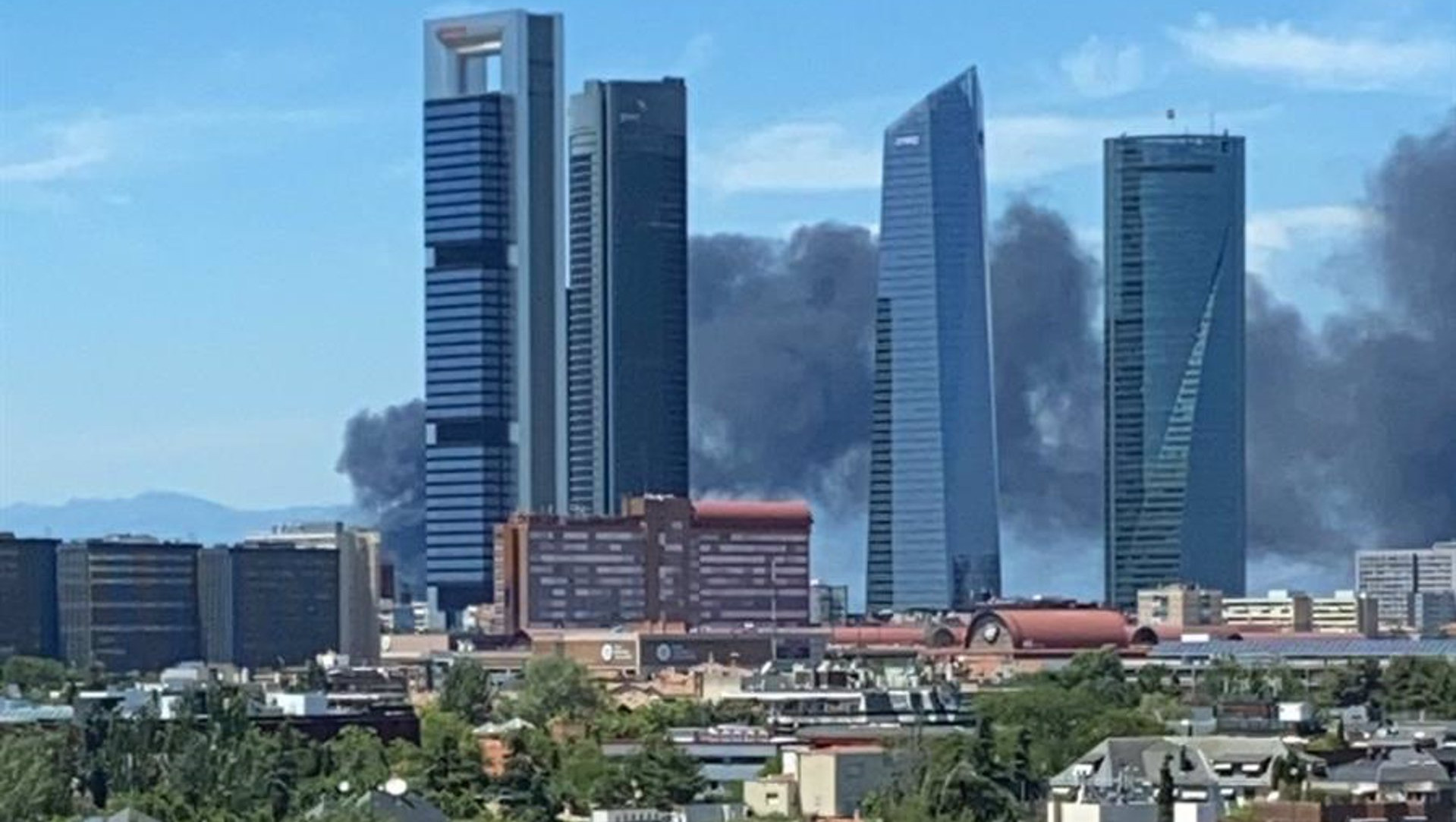 Un incendio en un edificio en Mirasierra (Madrid) provoca una gran columna de humo negro