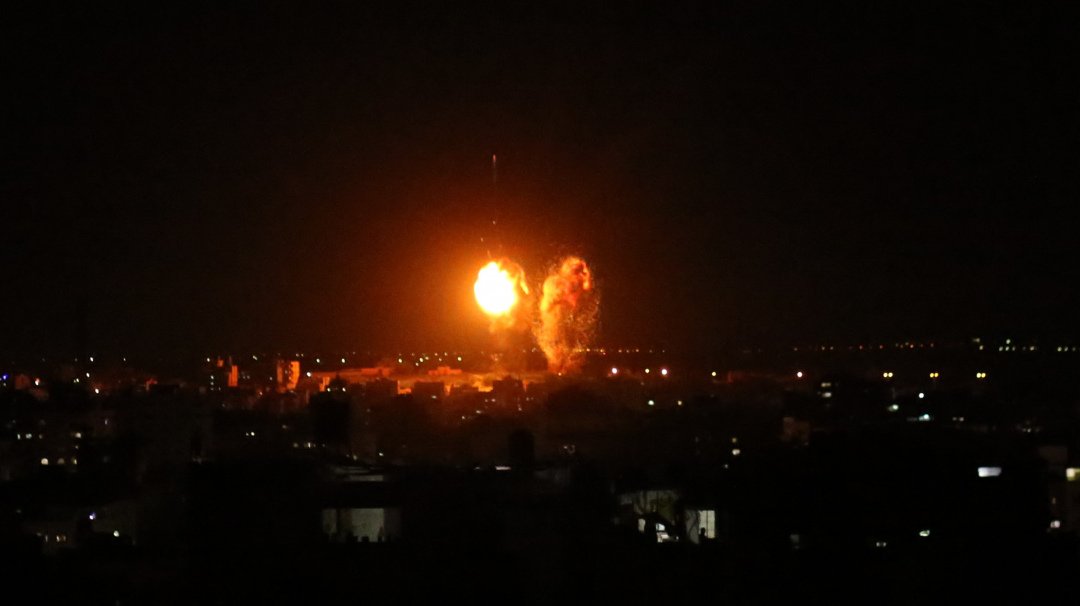 Israel Ataca Una Instalación De Hamás Tras El Lanzamiento De Globos Incendiarios Desde Gaza 6528