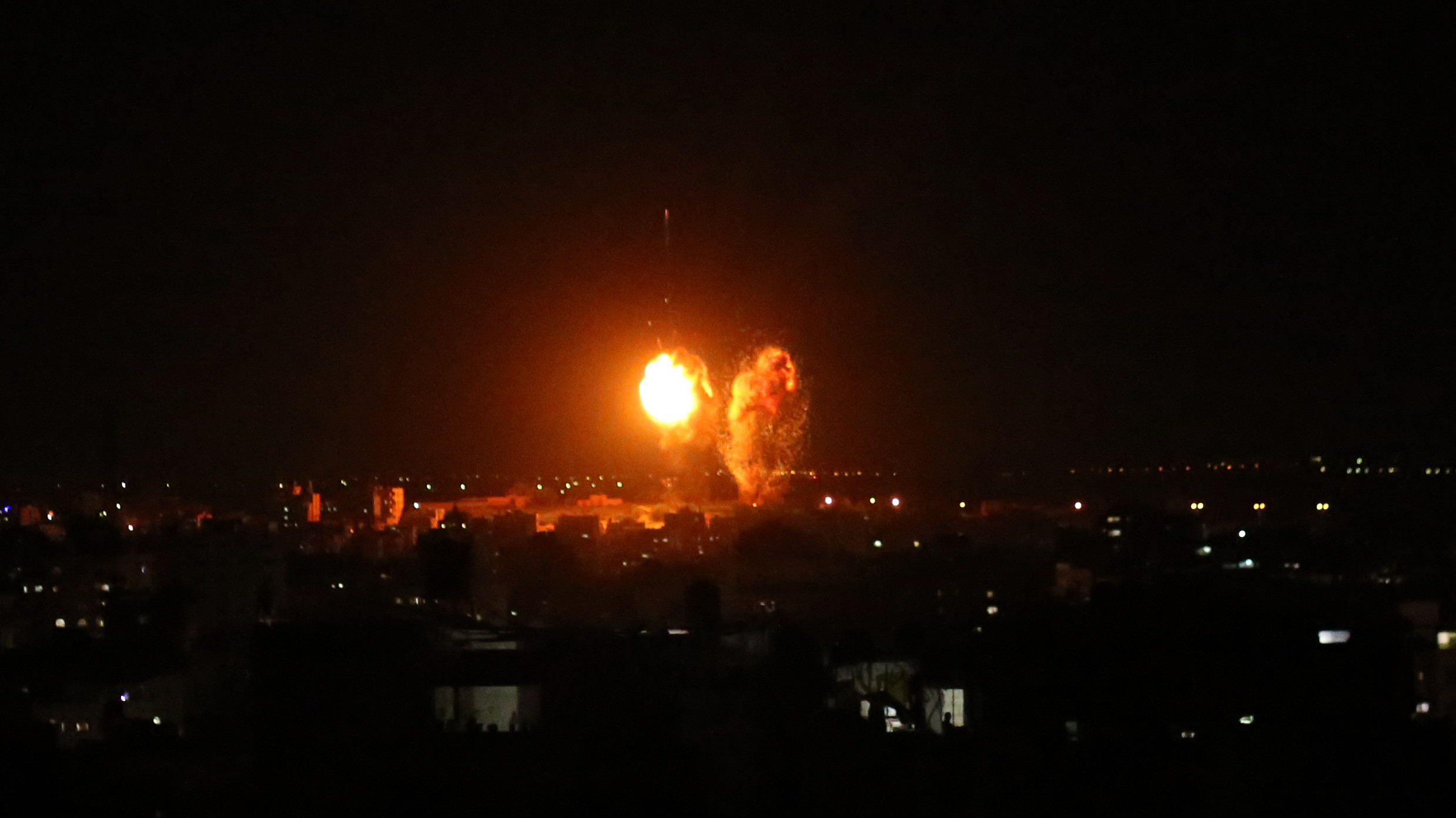 Israel ataca instalación de Hamás tras el lanzamiento de globos incendiarios desde Gaza