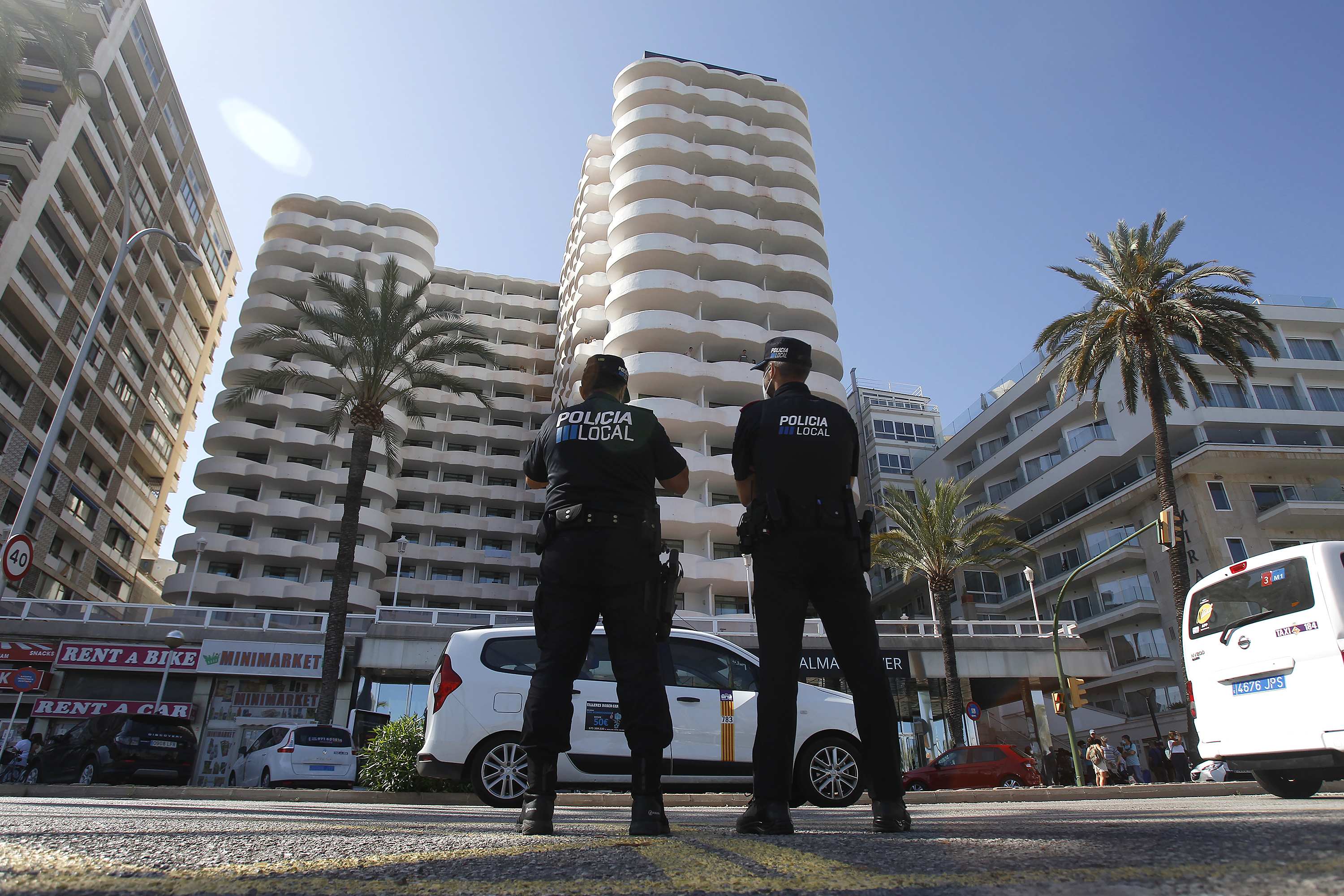 Dos policías locales hacen guardia frente a un hotel en Palma.