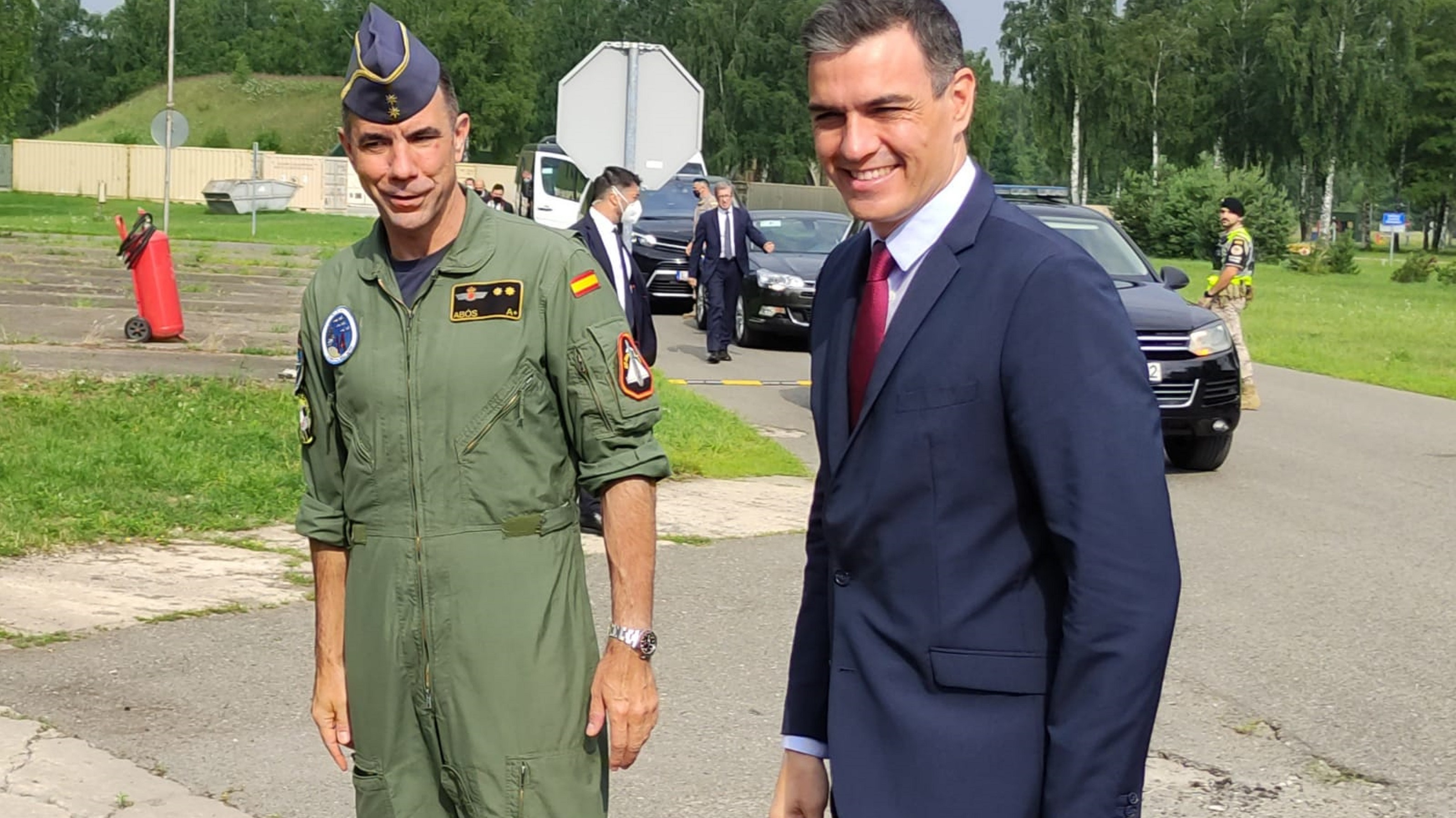 El teniente coronel Abós, jefe de la misión española en Lituania, y el presidente del Gobierno, Pedro Sánchez