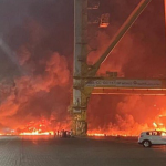 Aparatoso incendio en el puerto de Dubái provocado por una fuerte explosión de un buque