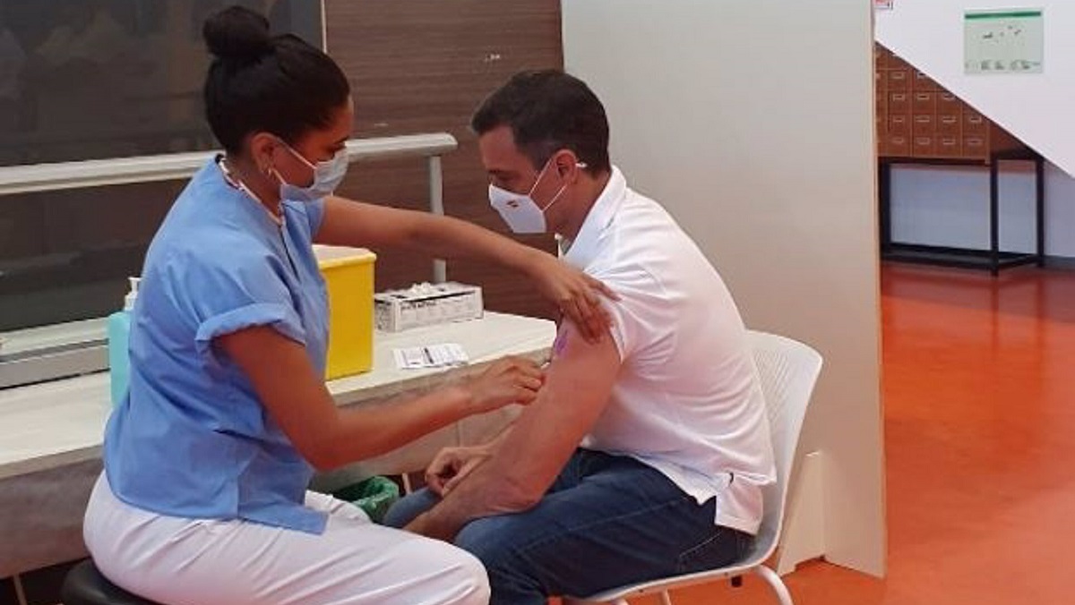 Sánchez recibe la segunda dosis de la vacuna contra la Covid