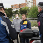 José Luis Martínez-Almeida junto a dos agentes de la Policía Municipal de Madrid