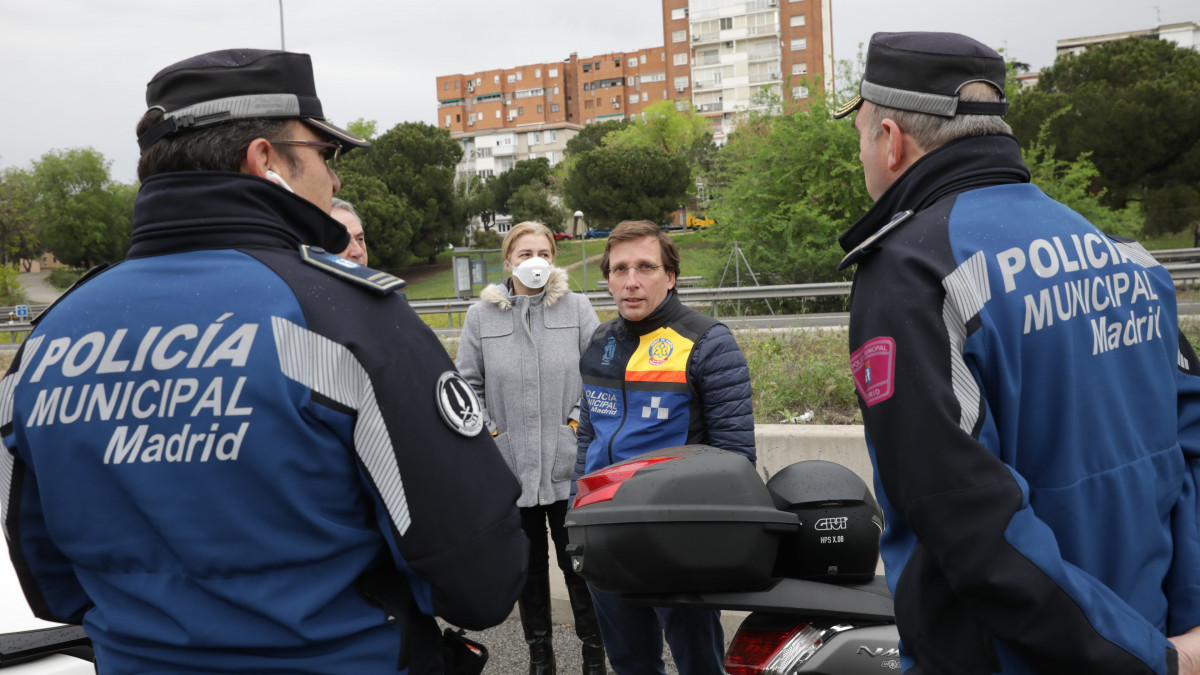José Luis Martínez-Almeida junto a dos agentes de la Policía Municipal de Madrid