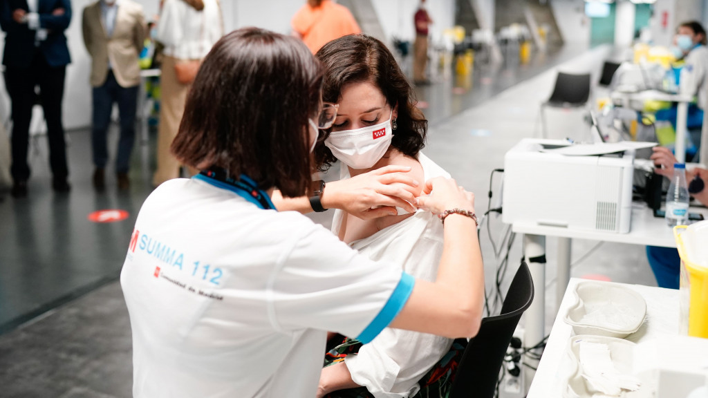 Isabel Díaz Ayuso recibe la primera dosis de la vacuna de Pfizer en el Wizink Center