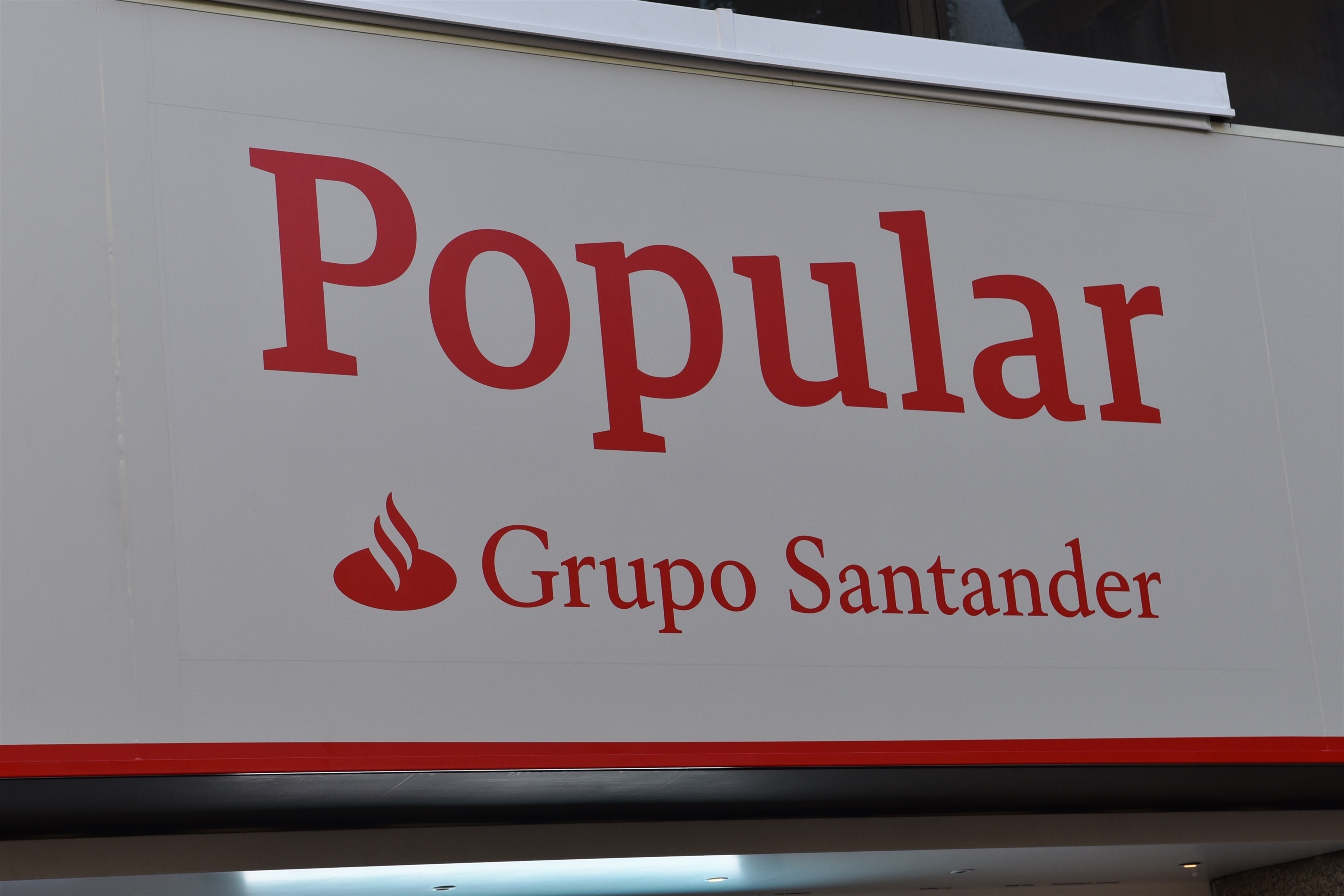 Nuevos rótulos de las oficinas de Popular tras la integración con Santander, en una imagen de octubre de 2017.