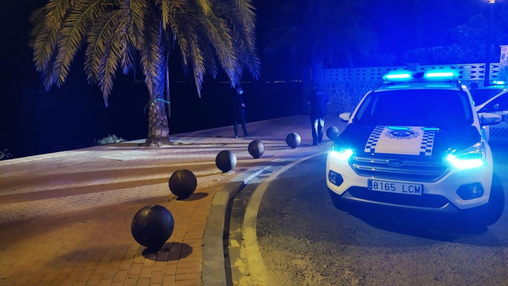 Desalojan a más de 100 jóvenes haciendo botellón en una playa de Alicante