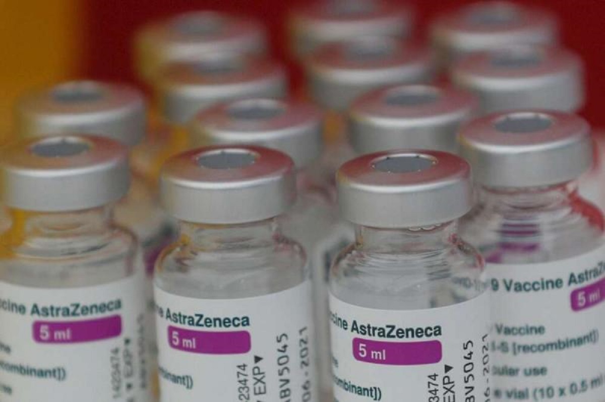 Madrid considera “una oportunidad perdida” no poder utilizar la vacuna de AstraZeneca en menores de 60 años
