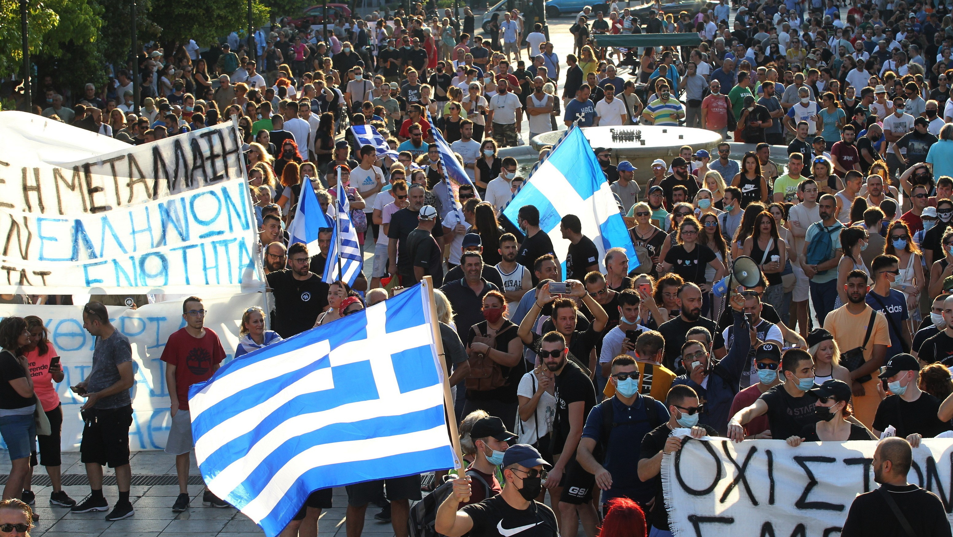 Miles de personas protestan en rechazo a la vacuna contra la covid-19 en Grecia