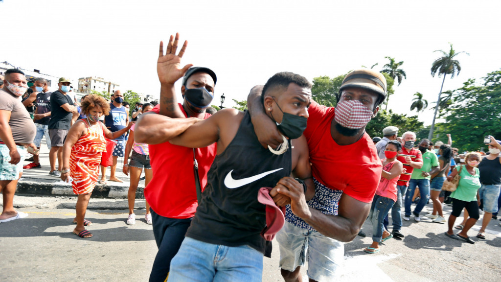 Los detenidos en Cuba ascienden a 450