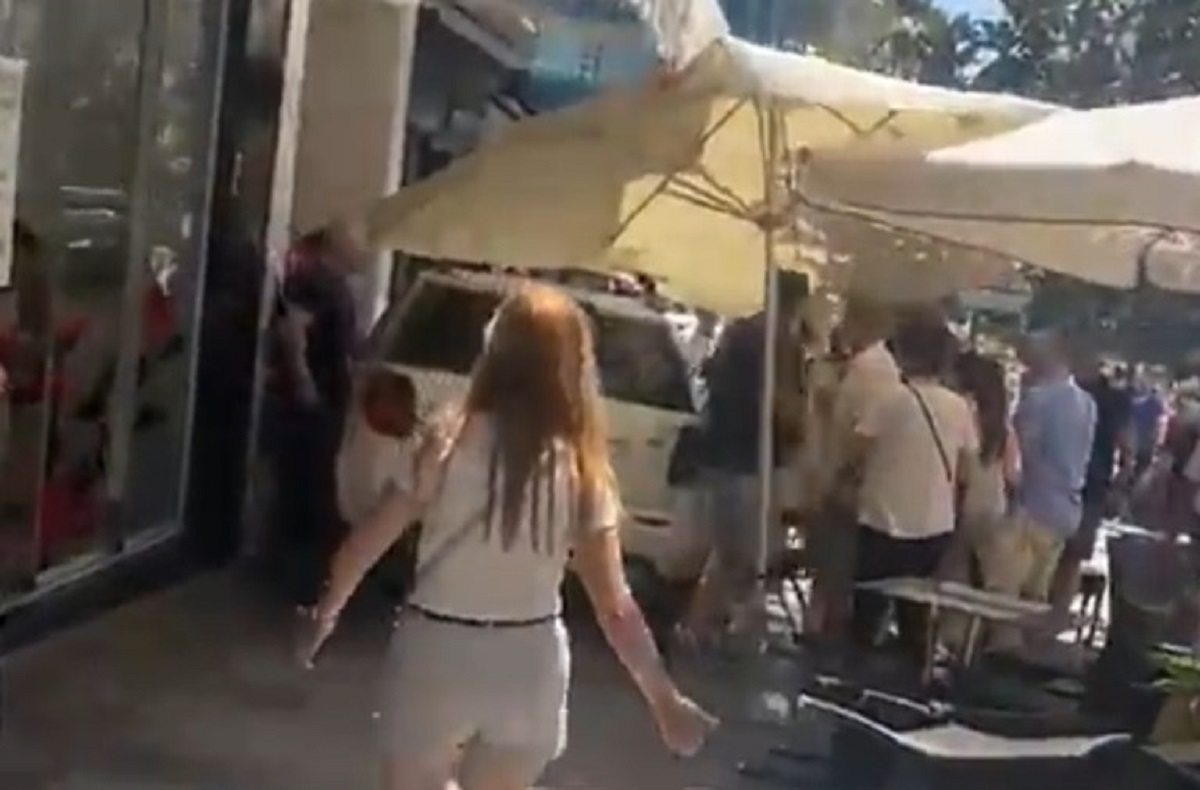Un coche atropella a varias personas al invadir una zona de terrazas en Marbella