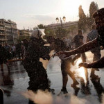 Grecia usa gases lacrimógenos para dispersar una protesta contra la vacunación obligatoria