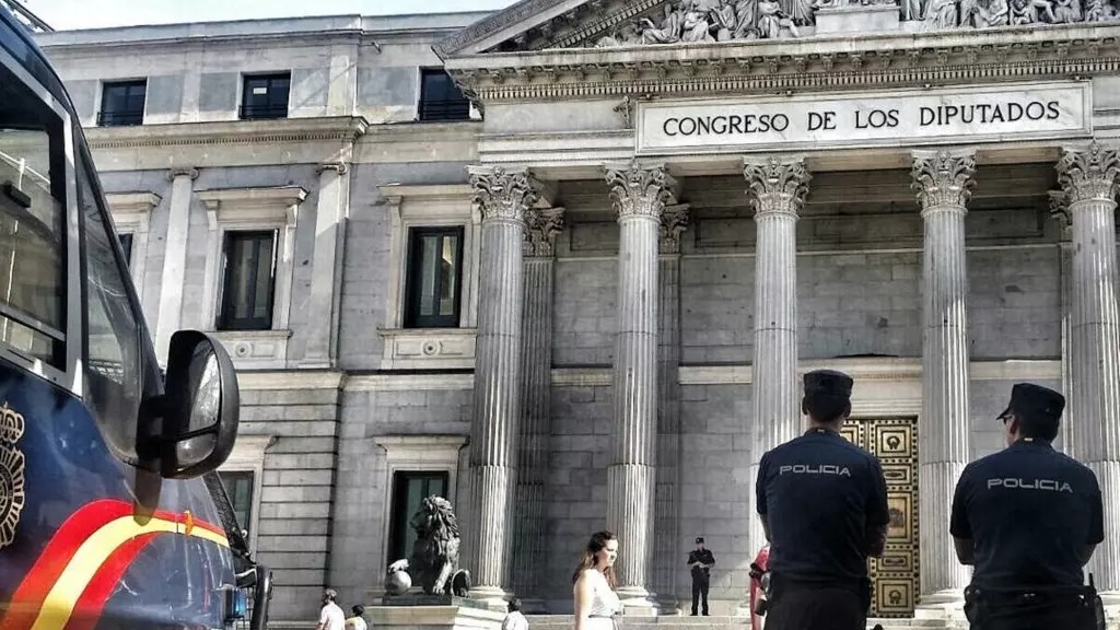 Agentes de la Policía Nacional frente al Congreso de los Diputados