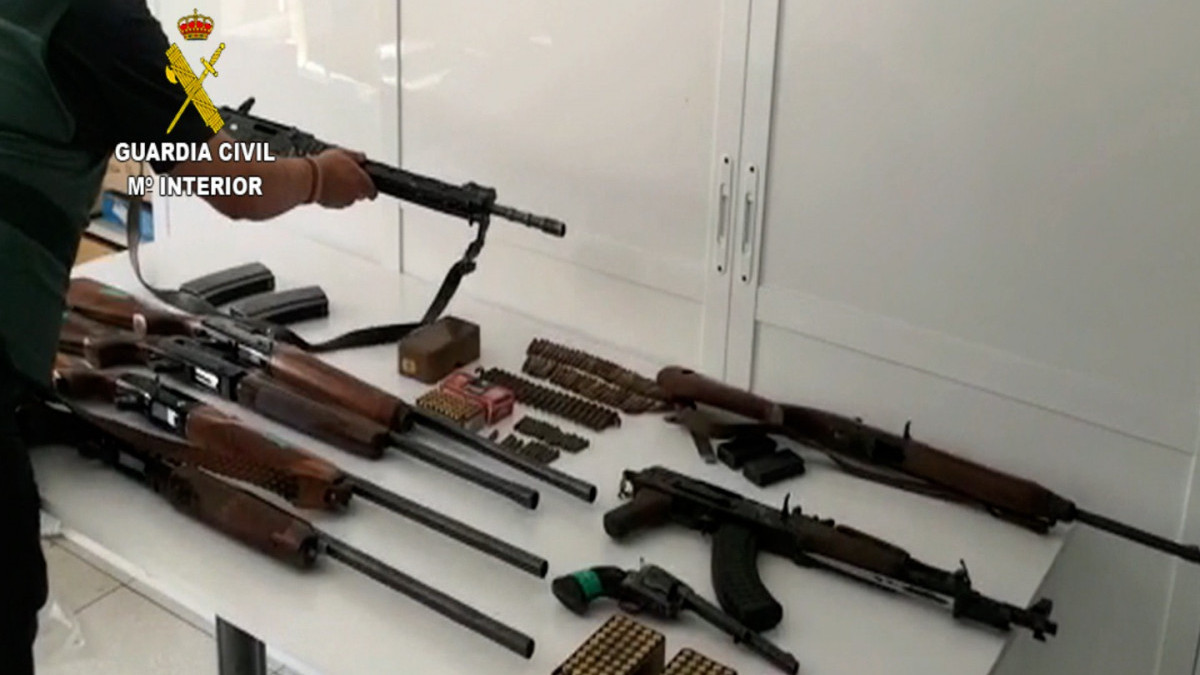 La Guardia Civil desmantela en Málaga una red de narcotraficantes que poseía armas de guerra
