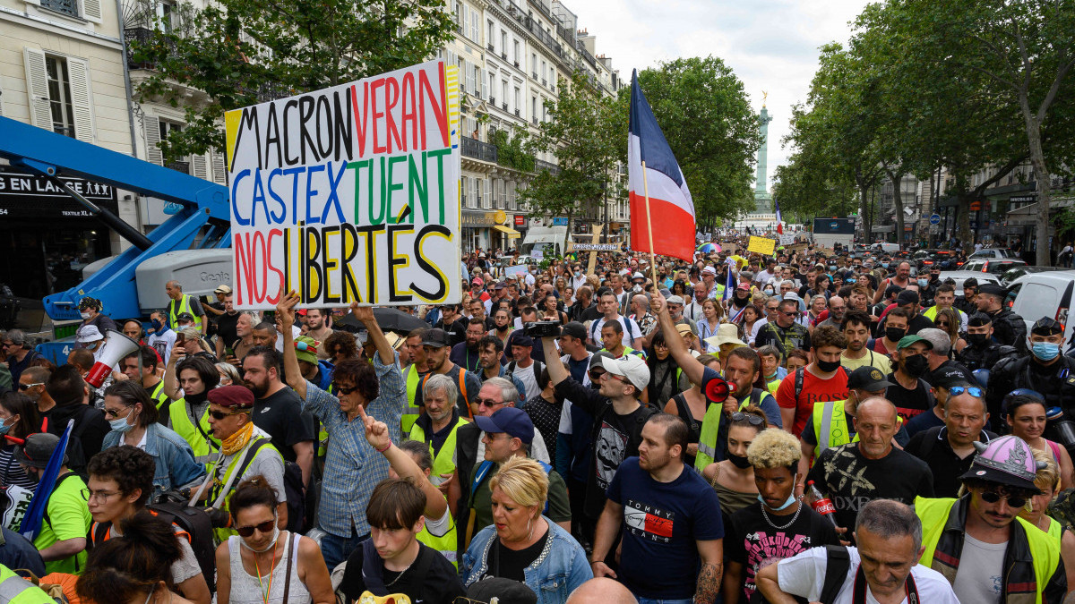 Al menos 71 detenidos en las protestas contra el certificado covid de Macron en Francia