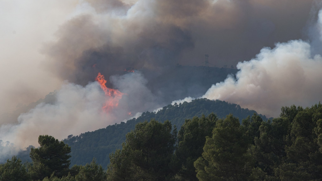 Los Bomberos estabilizan el 90 del incendio de Tarragona y levantan el