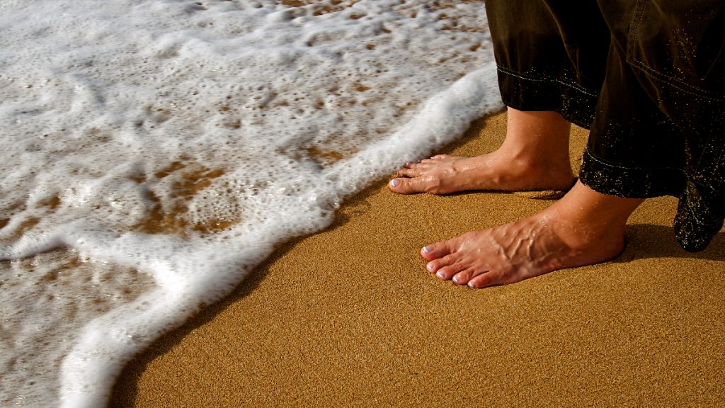 andar caminar descalzo playa calzado