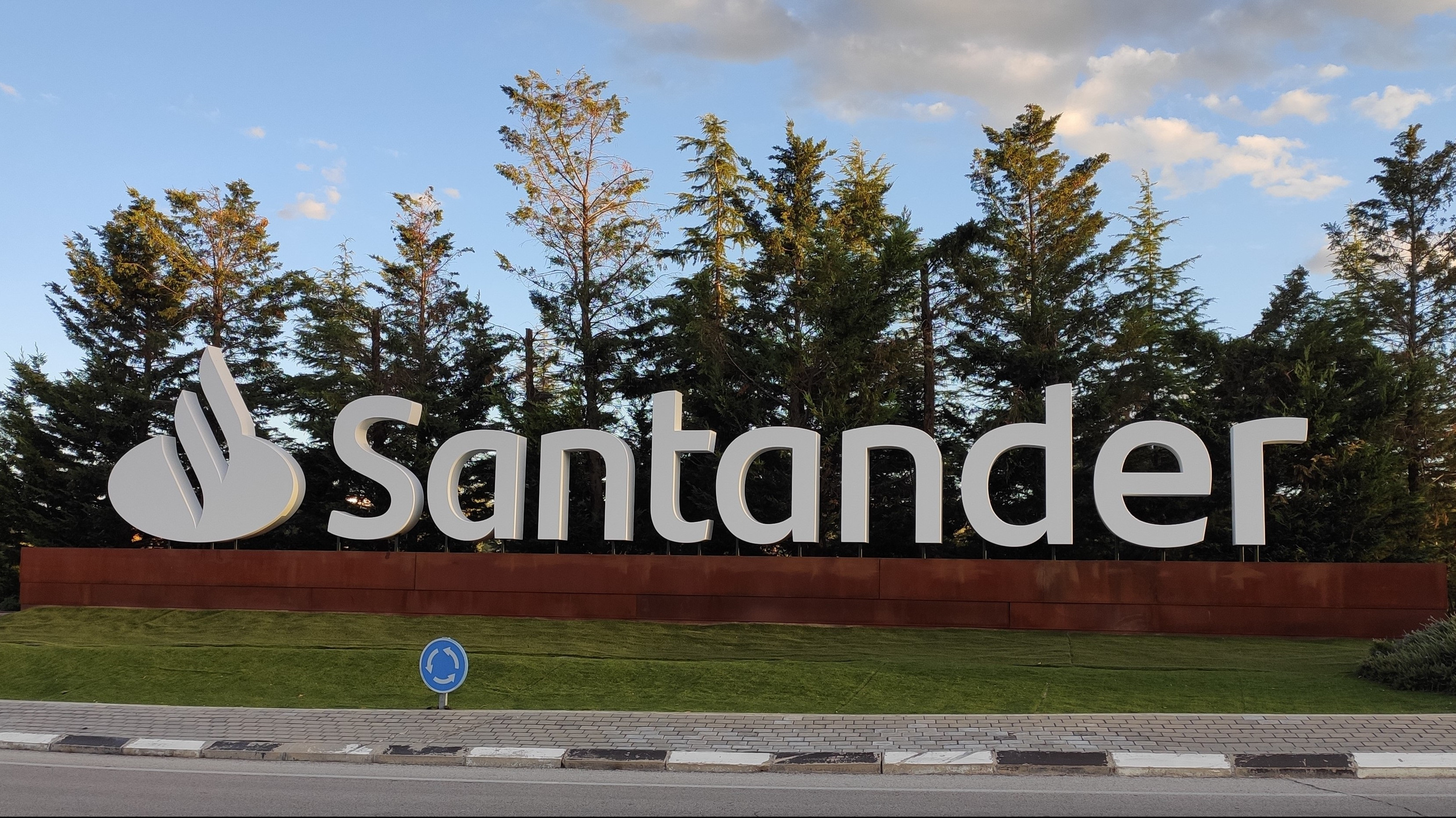 Santander reconoce que la crisis de los chips ya impacta en su filial financiera