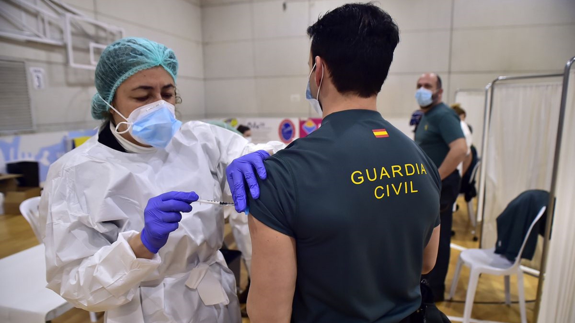 El ritmo de vacunación a policías y guardias civiles en Cataluña fue más bajo que en otros cuerpos