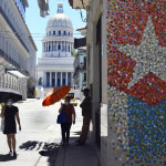 Personas paseando por La Habana