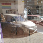 La sede de Podemos en Cartagena apareció con los cristales rotos y pintadas.