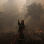 Evacúan más poblaciones ante el avance de las llamas por toda Grecia
