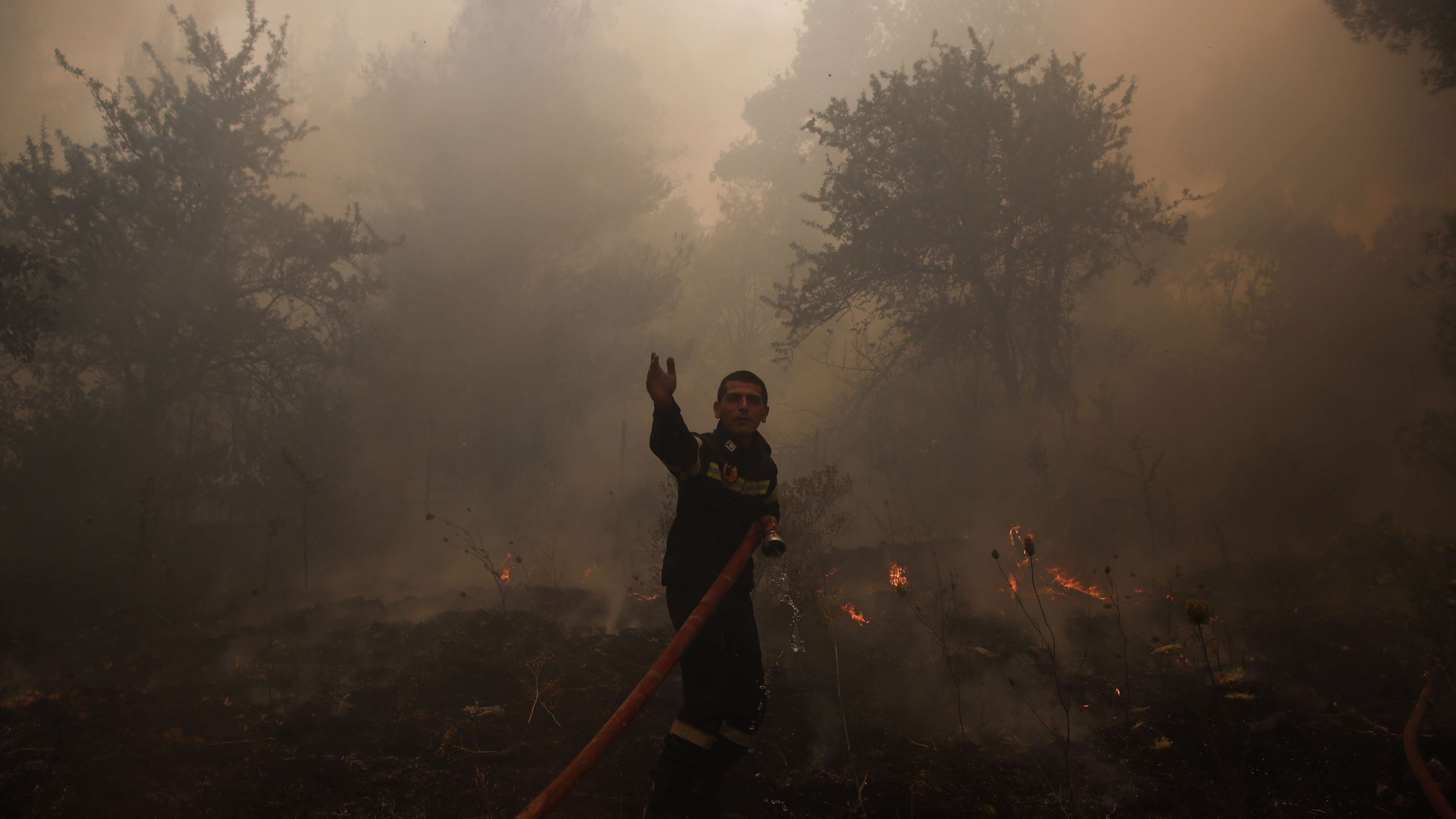 Evacúan más poblaciones ante el avance de las llamas por toda Grecia