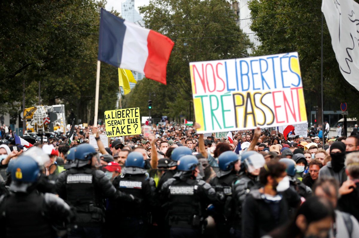Francia suaviza su pasaporte covid justo antes de que se amplíe su uso obligatorio