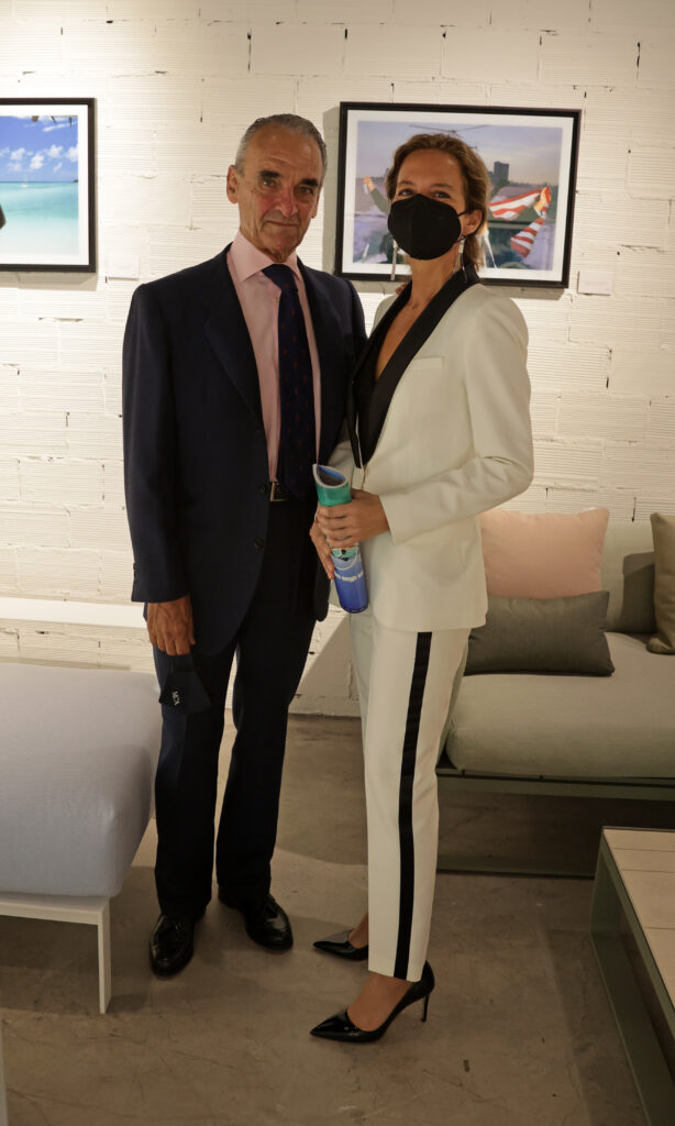 Mario Conde y su novia, Adriana Torres Silva, en una exposición en junio de 2021