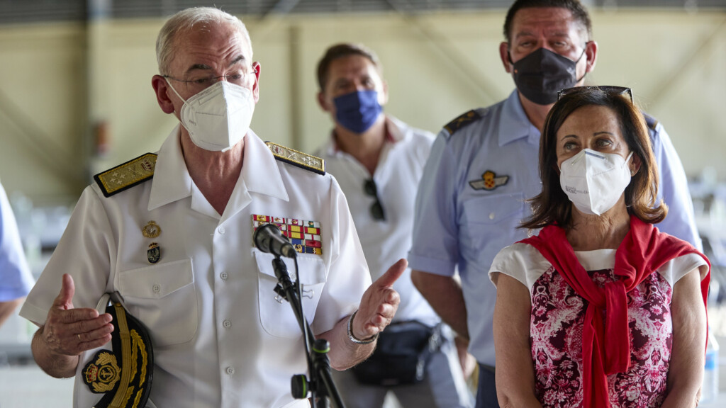 La ministra de Defensa, Margarita Robles, y el almirante general Teodoro López Calderón (JEMAD) durante una visita a la Base Aérea de Torrejón de Ardoz.