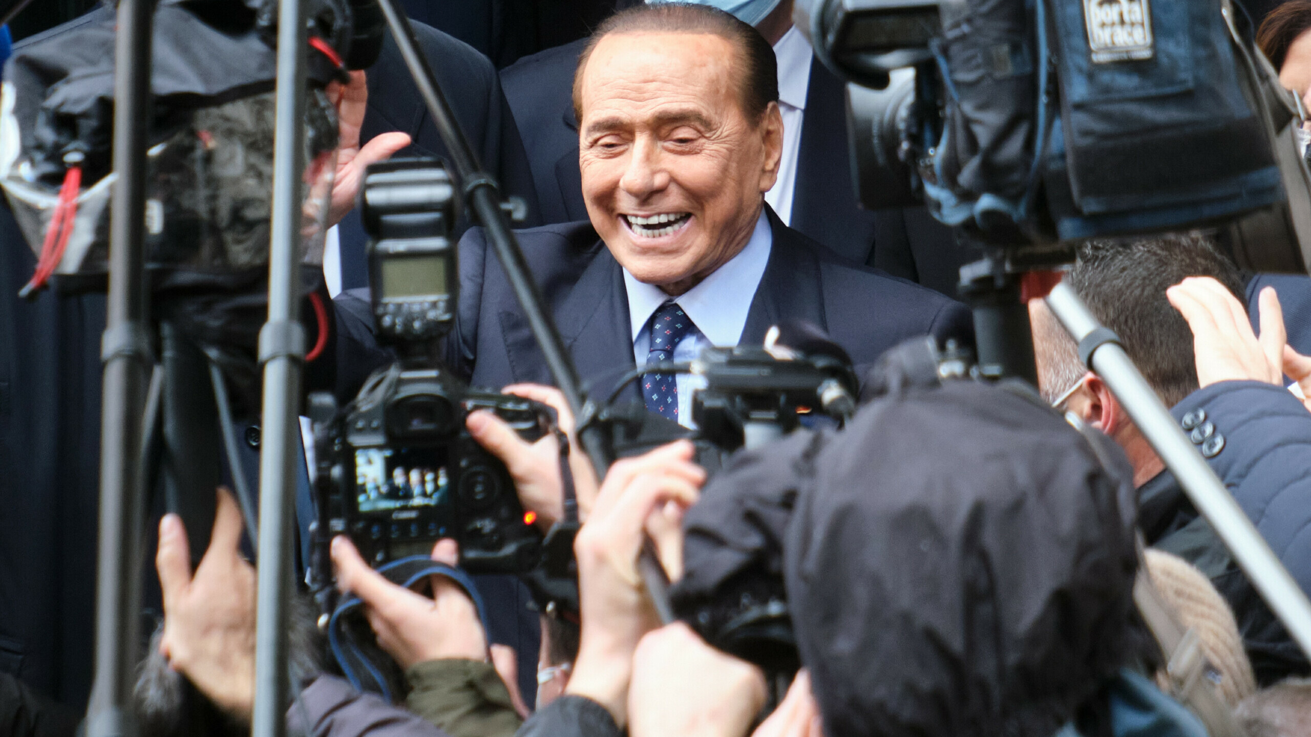 Berlusconi, ingresado de nuevo en un hospital de Milán