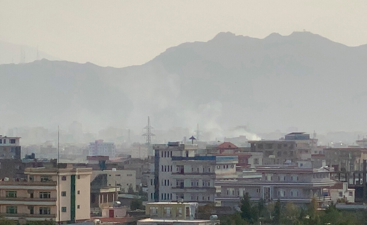 Humo tras una explosión cerca del aeropuerto internacional Hamid Karzai, en Kabul, Afganistán, este domingo.